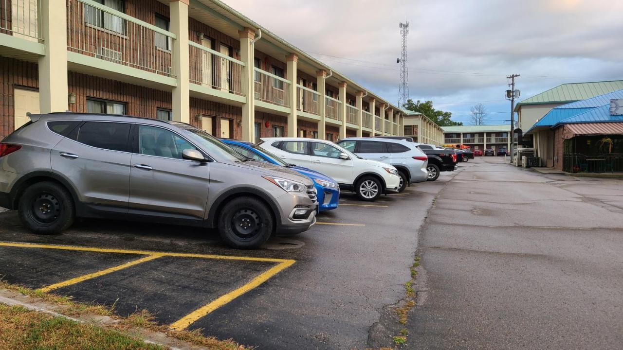 Quality Inn & Suites 1000 Islands Gananoque Exterior foto