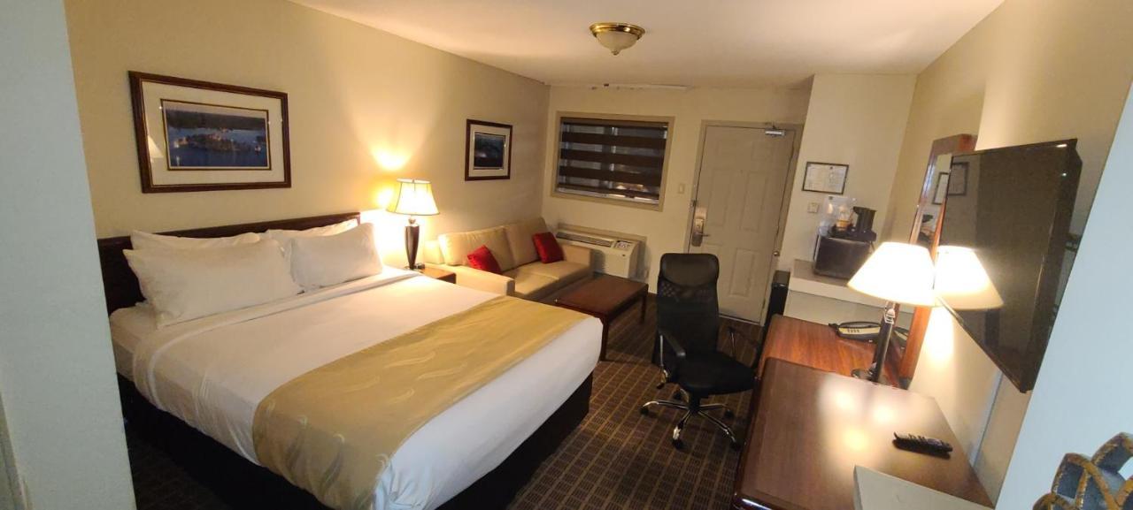 Quality Inn & Suites 1000 Islands Gananoque Exterior foto
